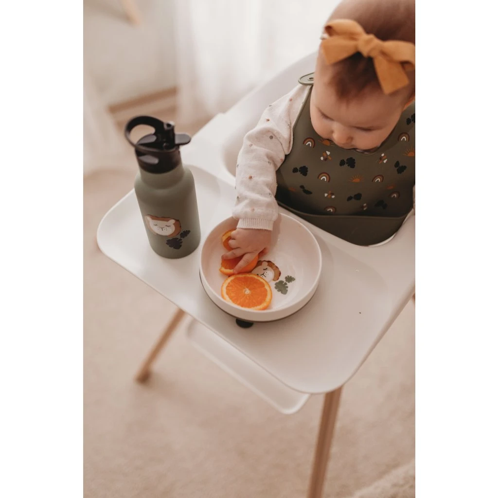 Kikadu Kinder-Porzellan-Schüssel Saugfuß Löwe Olive 2 Kikadu Kinder-Porzellan-Schüssel Saugfuß Löwe Olive – Bild 2